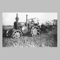 114-0036 Hermann Bernecker mit dem Traktor und dem Maeher bei der Ernte auf dem Feld von Bauer Morgenroth.jpg